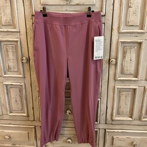 Lululemon NWT Adapted State High Rise Jogger Cropped - Rose